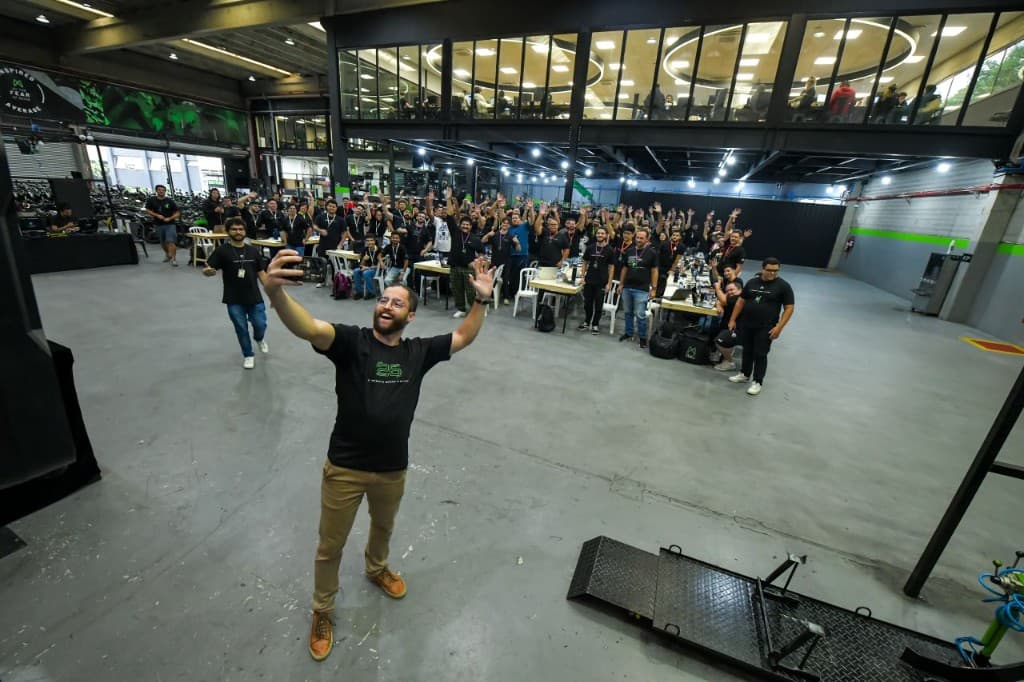 Vinicius Lana em palestra na Mottu Tech Conference