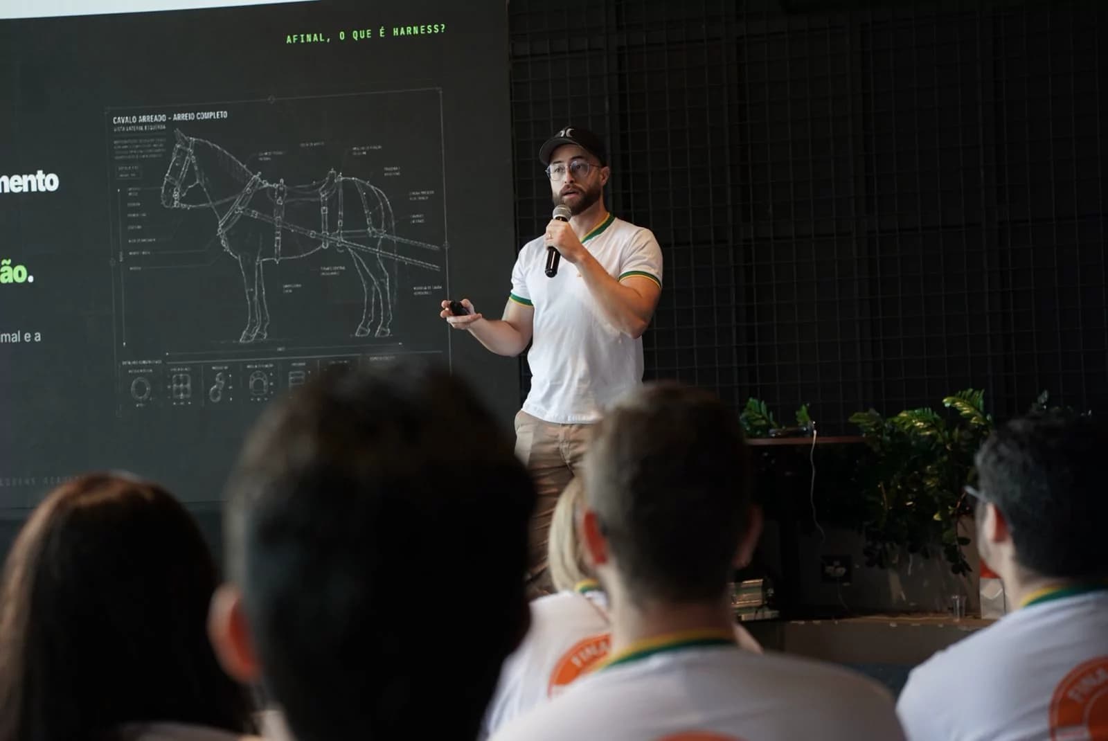 Vinicius Lana apresentando uma aula de software e IA